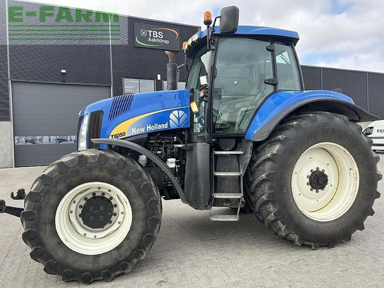 New Holland t8050 - Tractor: foto 1 New Holland t8050 - Tractor: foto 1