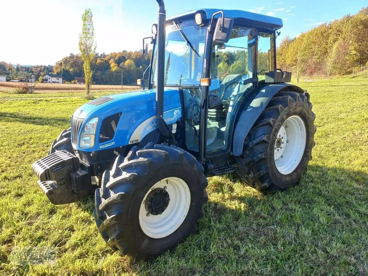 New Holland tn-d 70 a D - Tractor: foto 1 New Holland tn-d 70 a D - Tractor: foto 1