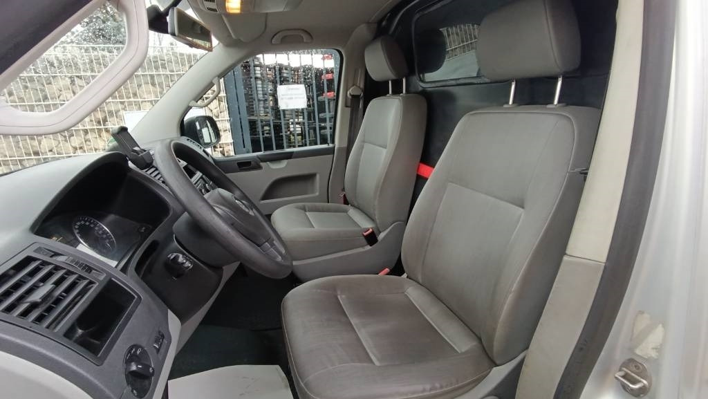 Furgoneta Volkswagen T5 2.0 TDI, Transporter, Kasten, Werkstattschränke: foto 6 Furgoneta Volkswagen T5 2.0 TDI, Transporter, Kasten, Werkstattschränke: foto 6