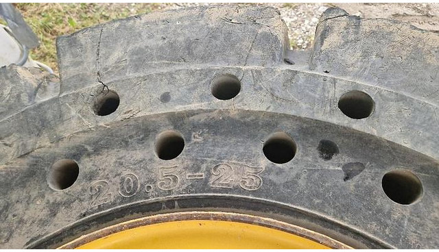 Big Vollgummi Räder 20,5 x 25 mit Volvo Felgen - Neumático: foto 5 Big Vollgummi Räder 20,5 x 25 mit Volvo Felgen - Neumático: foto 5