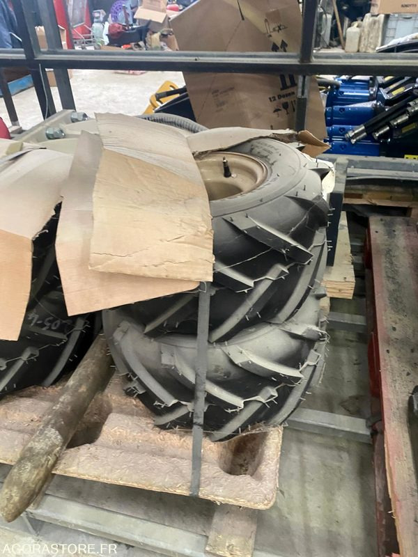4 Roues completes CARLISLE 18 X 9.50-8 pour DITCH WITCH R300 - Equipo de construcción: foto 2 4 Roues completes CARLISLE 18 X 9.50-8 pour DITCH WITCH R300 - Equipo de construcción: foto 2
