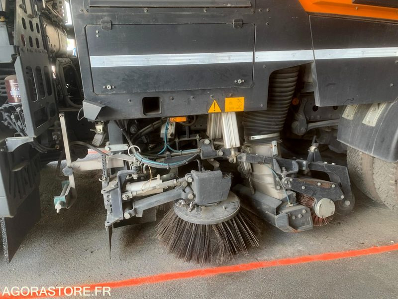 BALAYEUSE COMPOSÉE D'UN PORTEUR MERCEDES ET D'UN SYSTÈME DE BALAYAGE SCHMIDT - Barredora vial: foto 3 BALAYEUSE COMPOSÉE D'UN PORTEUR MERCEDES ET D'UN SYSTÈME DE BALAYAGE SCHMIDT - Barredora vial: foto 3