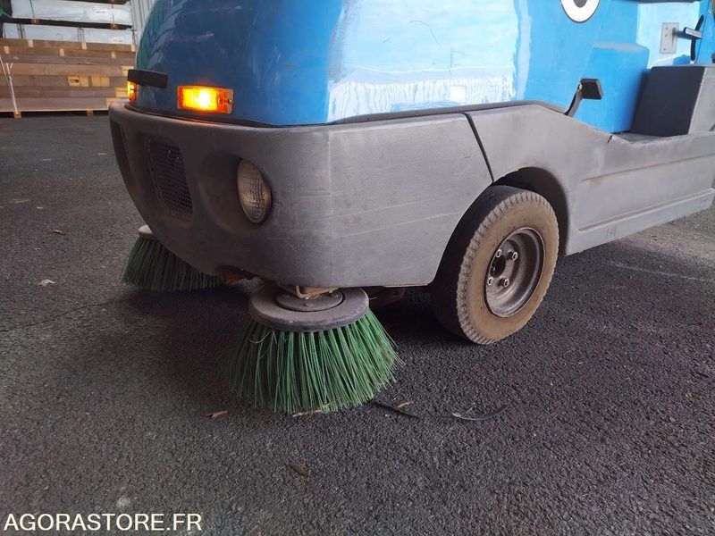 Balayeuse aspiratrice de trottoirs TENNANT LITTER HAWK 4100 - Barredora vial: foto 4 Balayeuse aspiratrice de trottoirs TENNANT LITTER HAWK 4100 - Barredora vial: foto 4