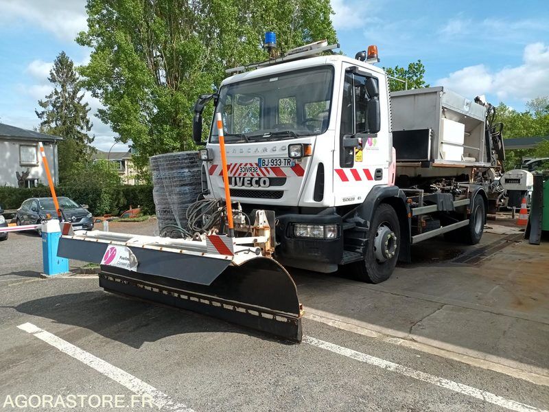 IVECO BENNE 18,5 T assemblé d'une saleuse et d'une lame de déneigemement BJ933TR - Camión: foto 1 IVECO BENNE 18,5 T assemblé d'une saleuse et d'une lame de déneigemement BJ933TR - Camión: foto 1