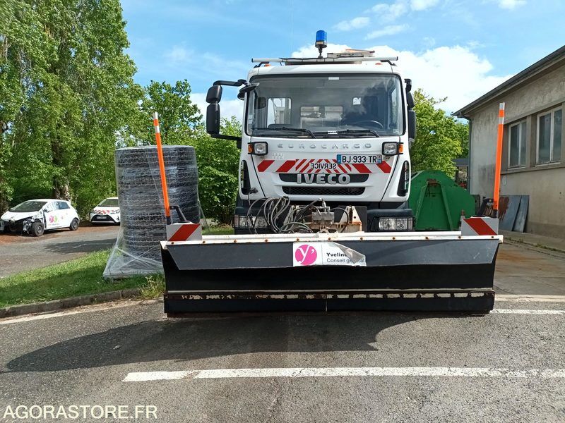 IVECO BENNE 18,5 T assemblé d'une saleuse et d'une lame de déneigemement BJ933TR - Camión: foto 2 IVECO BENNE 18,5 T assemblé d'une saleuse et d'une lame de déneigemement BJ933TR - Camión: foto 2