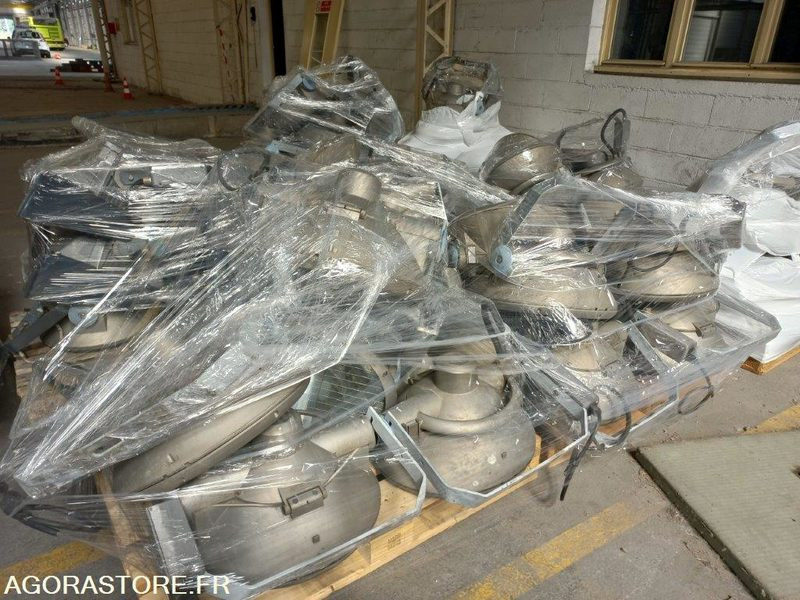 LOT DE 75 PROJECTEURS - ECLAIRAGE SPORTIF - Herramienta/ Equipo: foto 1 LOT DE 75 PROJECTEURS - ECLAIRAGE SPORTIF - Herramienta/ Equipo: foto 1