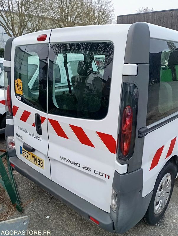 OPEL VIVARO MINIBUS 2.5 DTI 16V 9 PLACES NON ROULANT - Minibús, Furgoneta de pasajeros: foto 2 OPEL VIVARO MINIBUS 2.5 DTI 16V 9 PLACES NON ROULANT - Minibús, Furgoneta de pasajeros: foto 2