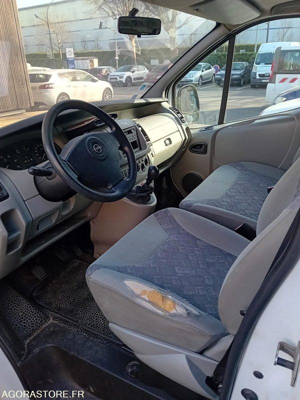 OPEL VIVARO MINIBUS 2.5 DTI 16V 9 PLACES NON ROULANT - Minibús, Furgoneta de pasajeros: foto 4 OPEL VIVARO MINIBUS 2.5 DTI 16V 9 PLACES NON ROULANT - Minibús, Furgoneta de pasajeros: foto 4