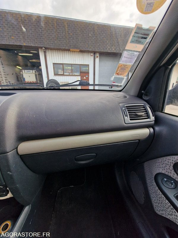 Coche RENAULT CLIO 2 - LOT N°2: foto 18 Coche RENAULT CLIO 2 - LOT N°2: foto 18