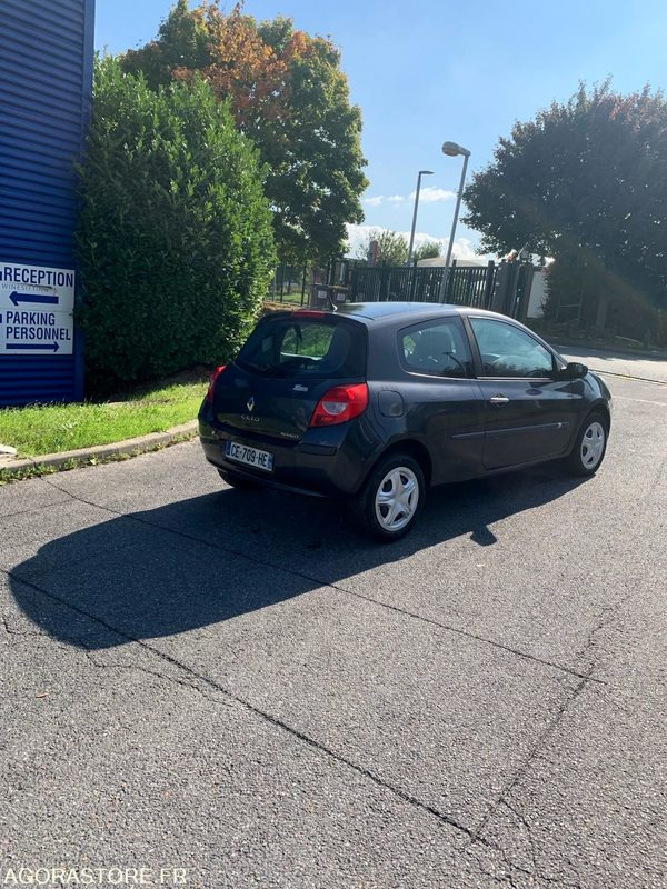 RENAULT CLIO III 16V 2006 238000 KM - Coche: foto 3 RENAULT CLIO III 16V 2006 238000 KM - Coche: foto 3