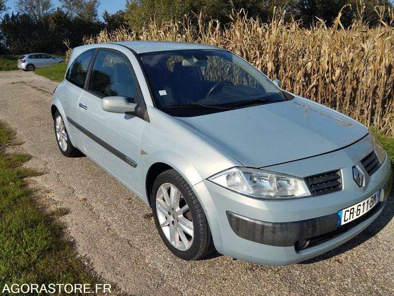 RENAULT MEGANE - 149000 KILOMETRES - ESSENCE - VÉHICULE 5 PLACES - ANNEE 2004 - Coche: foto 2 RENAULT MEGANE - 149000 KILOMETRES - ESSENCE - VÉHICULE 5 PLACES - ANNEE 2004 - Coche: foto 2