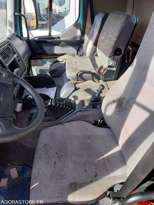 RENAULT PREMIUM 300-19 / 2001 / 816 010 km - Chasis camión: foto 5 RENAULT PREMIUM 300-19 / 2001 / 816 010 km - Chasis camión: foto 5