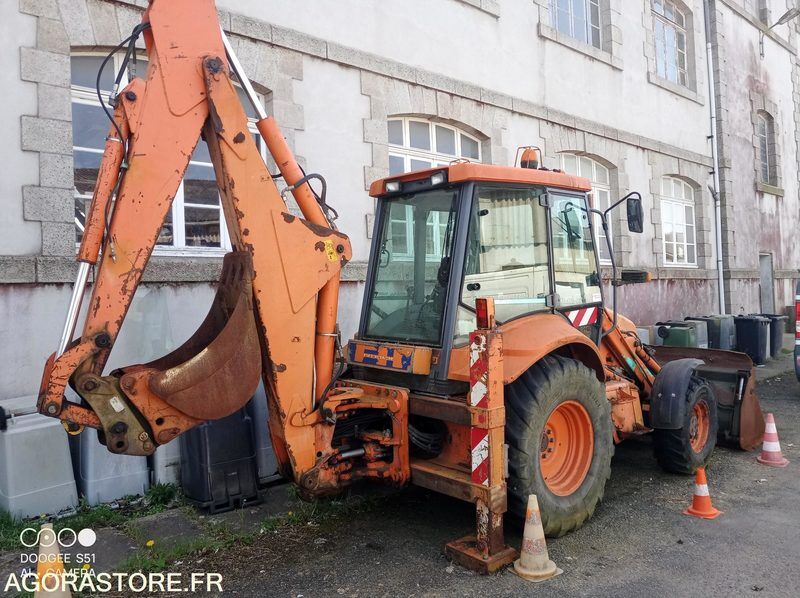 TRACTOPELLE FIAT HITACHI FB 110 10000heures 2000 - Retroexcavadora: foto 2 TRACTOPELLE FIAT HITACHI FB 110 10000heures 2000 - Retroexcavadora: foto 2