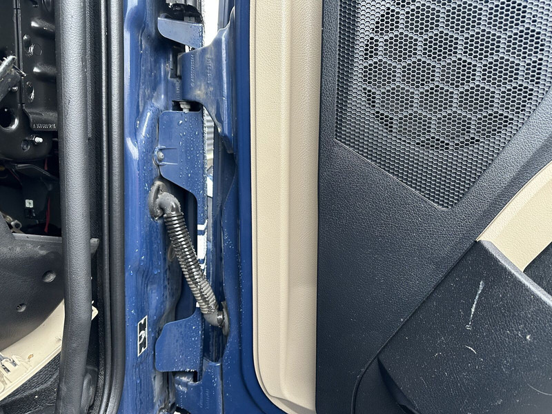 Mercedes-Benz right side low-roof cab doors - Puerta y piezas para Camión: foto 3 Mercedes-Benz right side low-roof cab doors - Puerta y piezas para Camión: foto 3