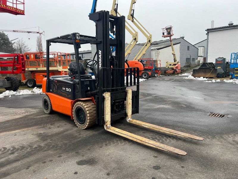 Doosan B50X5 5T 6m Triplex non-marking (1840) - Carretilla elevadora eléctrica: foto 5 Doosan B50X5 5T 6m Triplex non-marking (1840) - Carretilla elevadora eléctrica: foto 5