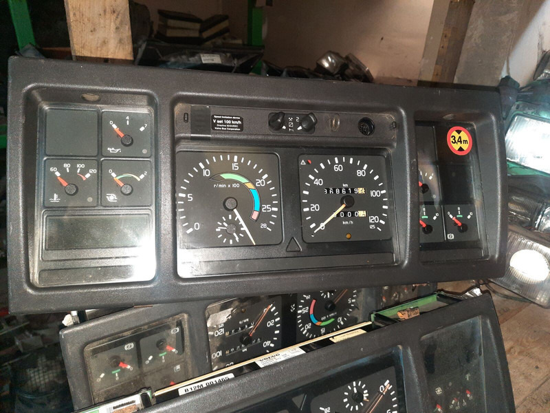 Volvo 70361832-1 . 70361831. 70329201-2 .22205475-P03. 70392912-P01/ - Salpicadero: foto 1 Volvo 70361832-1 . 70361831. 70329201-2 .22205475-P03. 70392912-P01/ - Salpicadero: foto 1