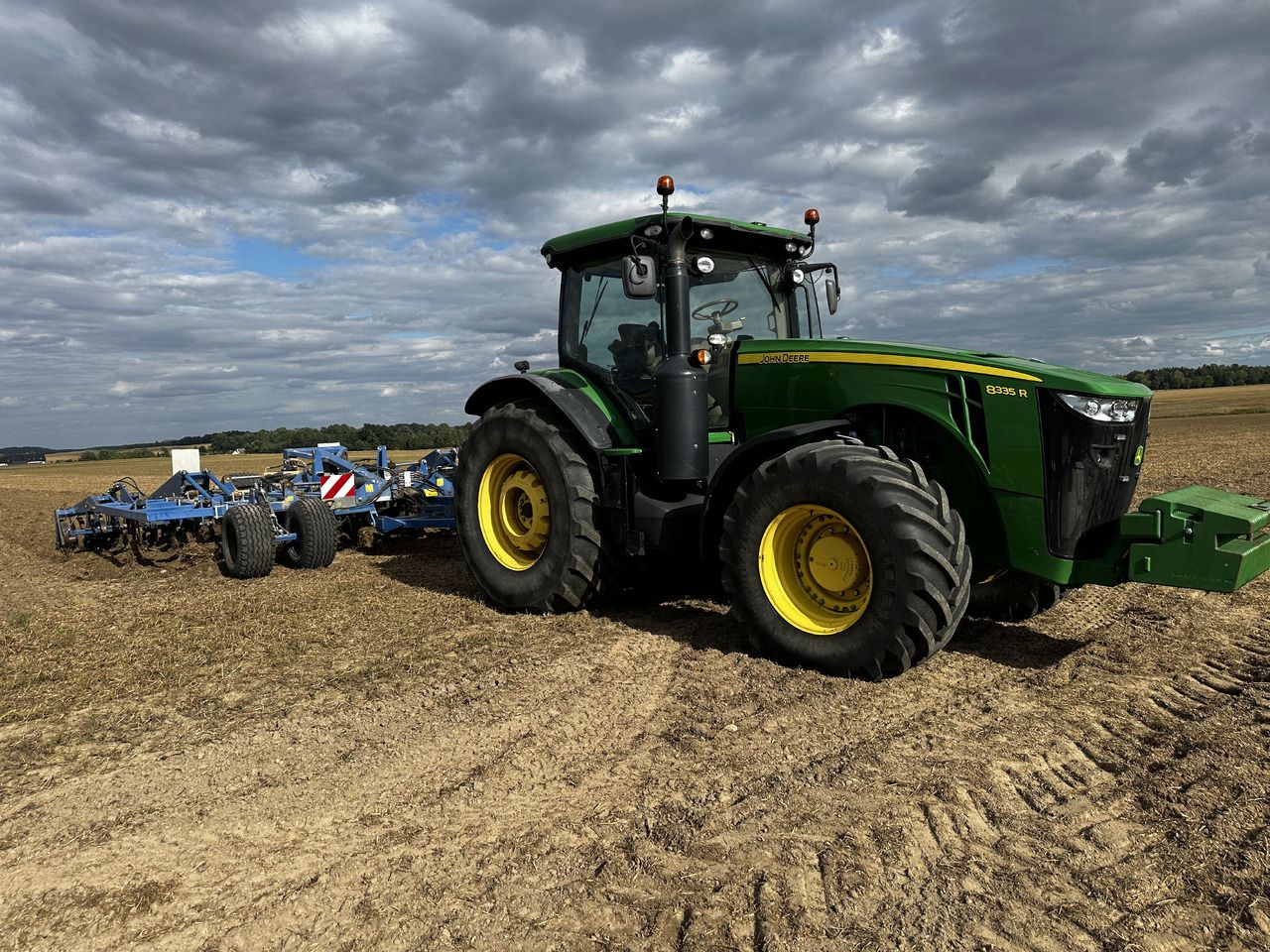 John Deere 8335 R AutoPower 50 km/h 370 PS - Tractor: foto 2 John Deere 8335 R AutoPower 50 km/h 370 PS - Tractor: foto 2