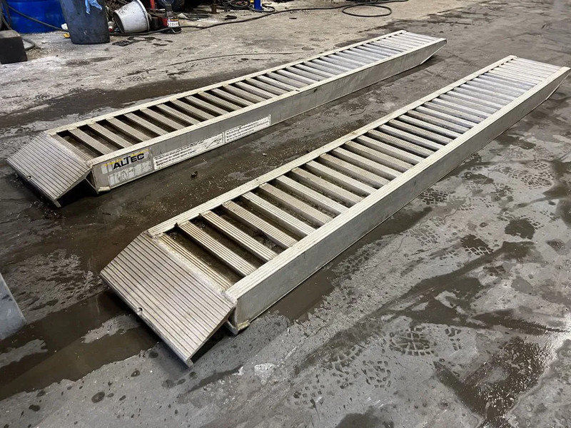 Altec OPRIJPLATEN (RAMPEN) 3,65 METER LANG - Implemento: foto 3 Altec OPRIJPLATEN (RAMPEN) 3,65 METER LANG - Implemento: foto 3