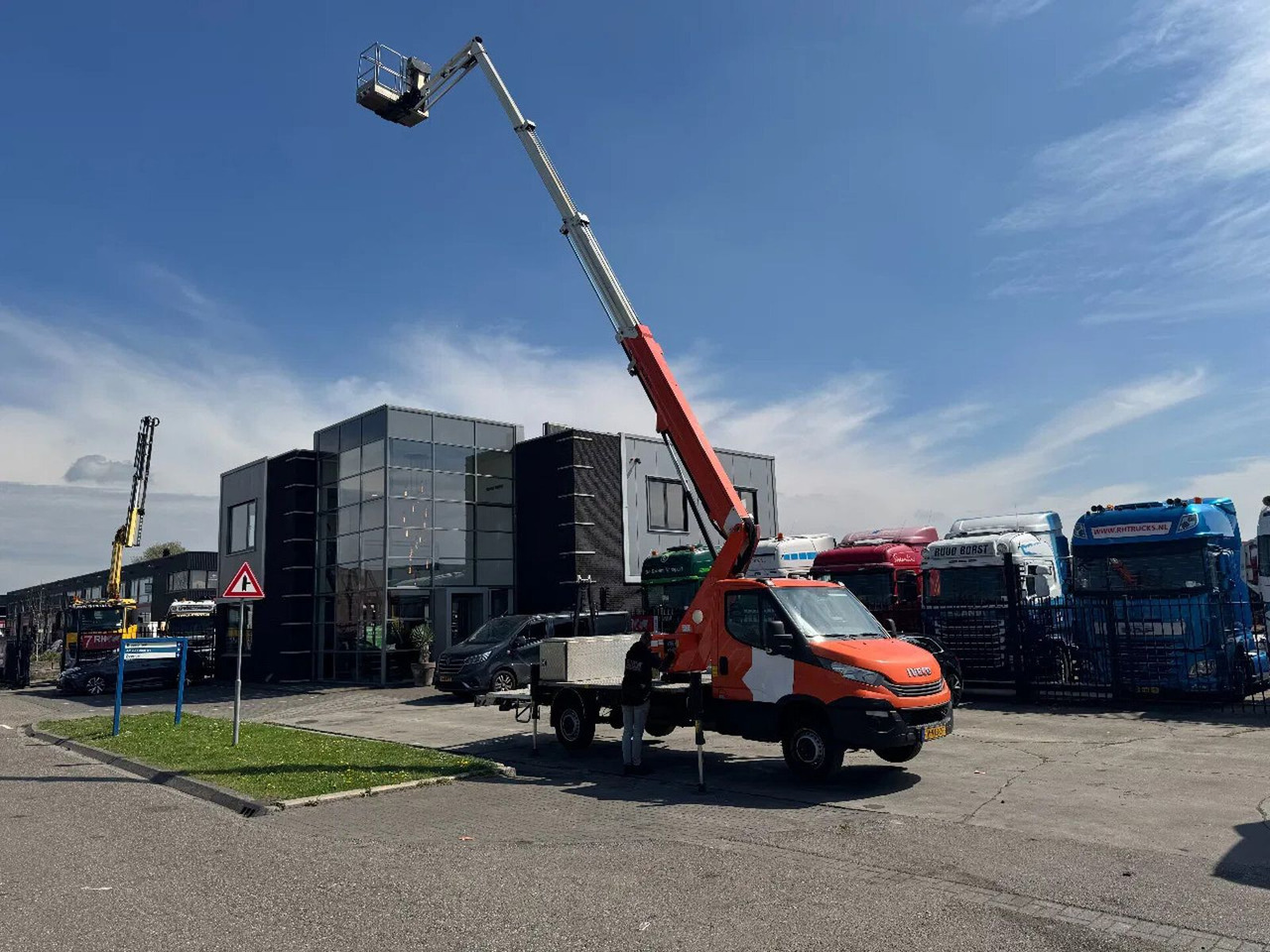 Iveco DAILY 35 140 SCORPION 2112J 2019 - Camión con plataforma elevadora: foto 2 Iveco DAILY 35 140 SCORPION 2112J 2019 - Camión con plataforma elevadora: foto 2