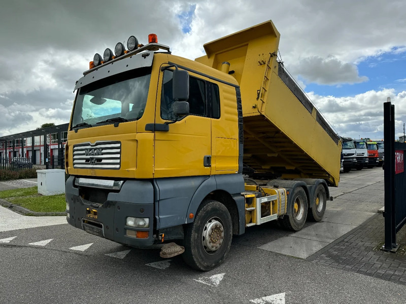 MAN TGA 26.530 6X4 MANUAL 3 PEDALS TIPPER KIPPER - Volquete camión: foto 1 MAN TGA 26.530 6X4 MANUAL 3 PEDALS TIPPER KIPPER - Volquete camión: foto 1