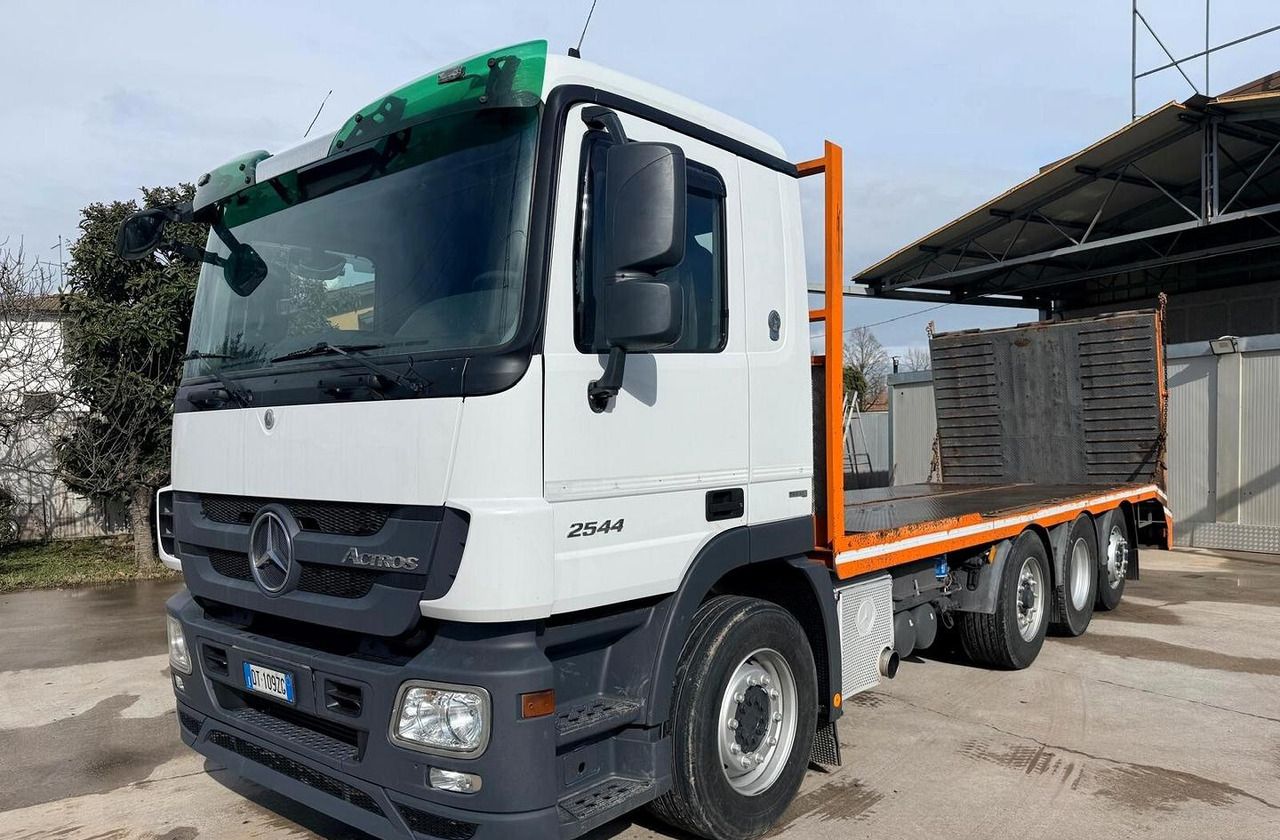 Motrice pianale Mercedes Actros 4 assi - Camión caja abierta: foto 2 Motrice pianale Mercedes Actros 4 assi - Camión caja abierta: foto 2