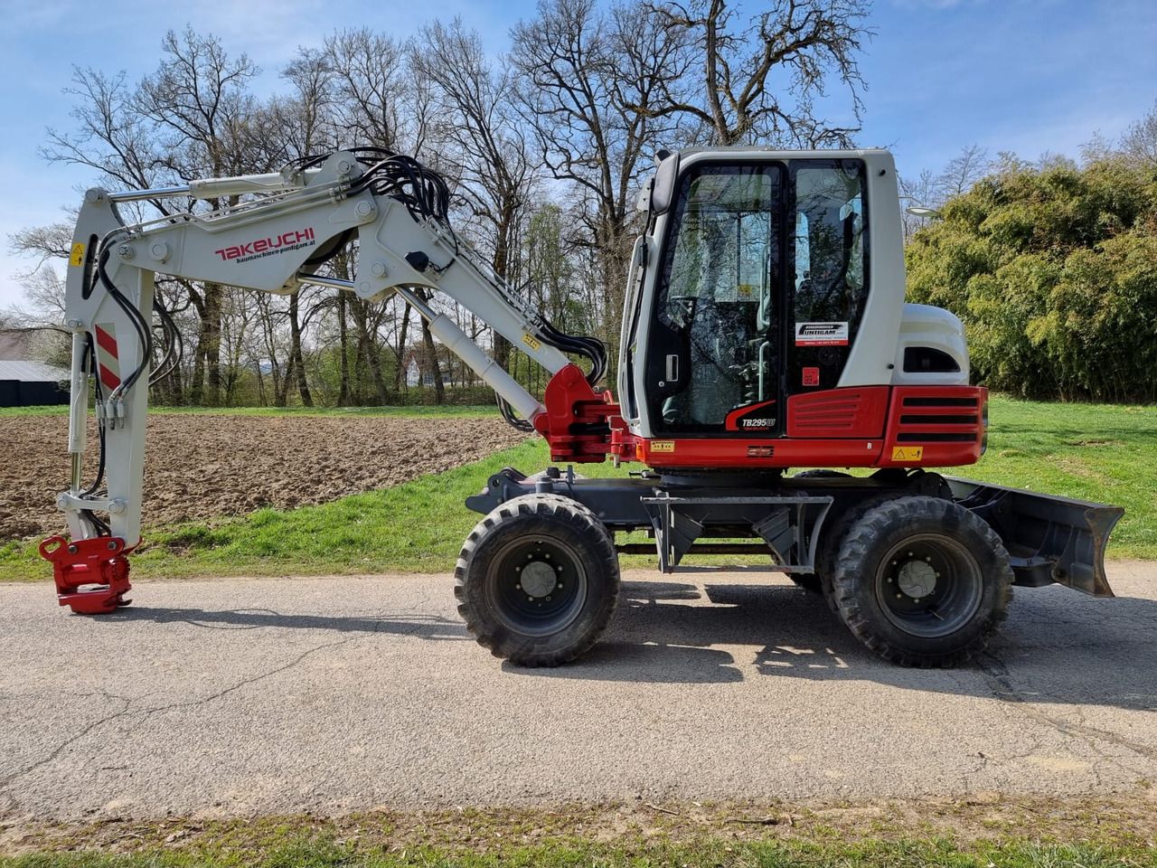 TAKEUCHI TB 295 W - Excavadora de ruedas: foto 1 TAKEUCHI TB 295 W - Excavadora de ruedas: foto 1