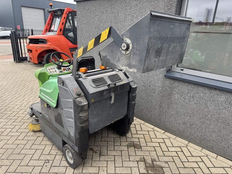 IPC 1450 Diesel Zit Veegmachine - Hoogkieper 2015 - Barredora vial: foto 4 IPC 1450 Diesel Zit Veegmachine - Hoogkieper 2015 - Barredora vial: foto 4