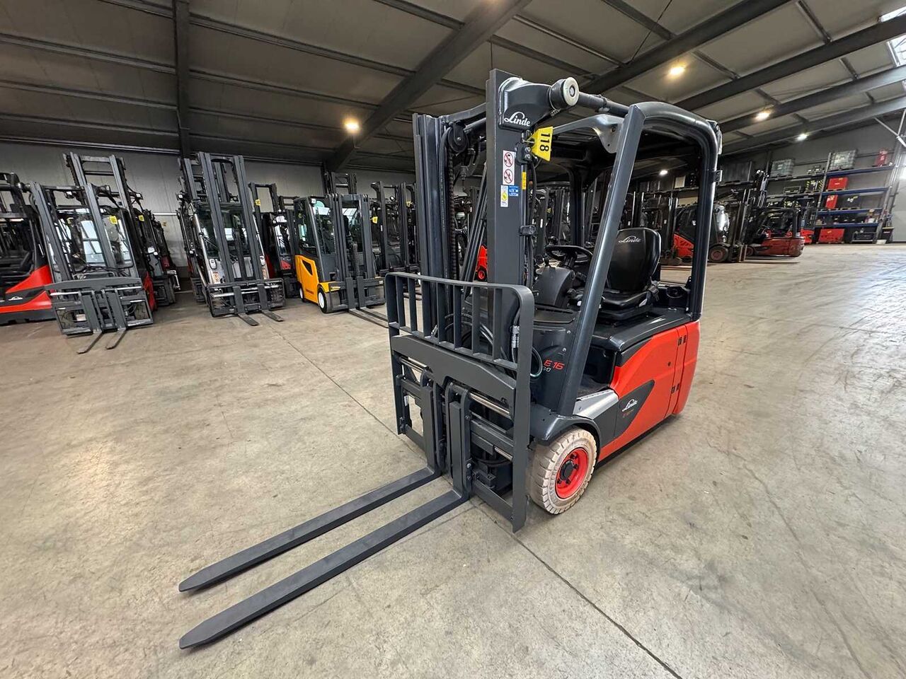 08/2020 SERVICE + UVV 04/2027 LINDE E16 EVO 1.600KG 3.+4. VALVE FORK ADJUSTER ELECTRIC FORKLIFT FORKLIFT 6.169 HOURS - Carretilla elevadora: foto 3 08/2020 SERVICE + UVV 04/2027 LINDE E16 EVO 1.600KG 3.+4. VALVE FORK ADJUSTER ELECTRIC FORKLIFT FORKLIFT 6.169 HOURS - Carretilla elevadora: foto 3