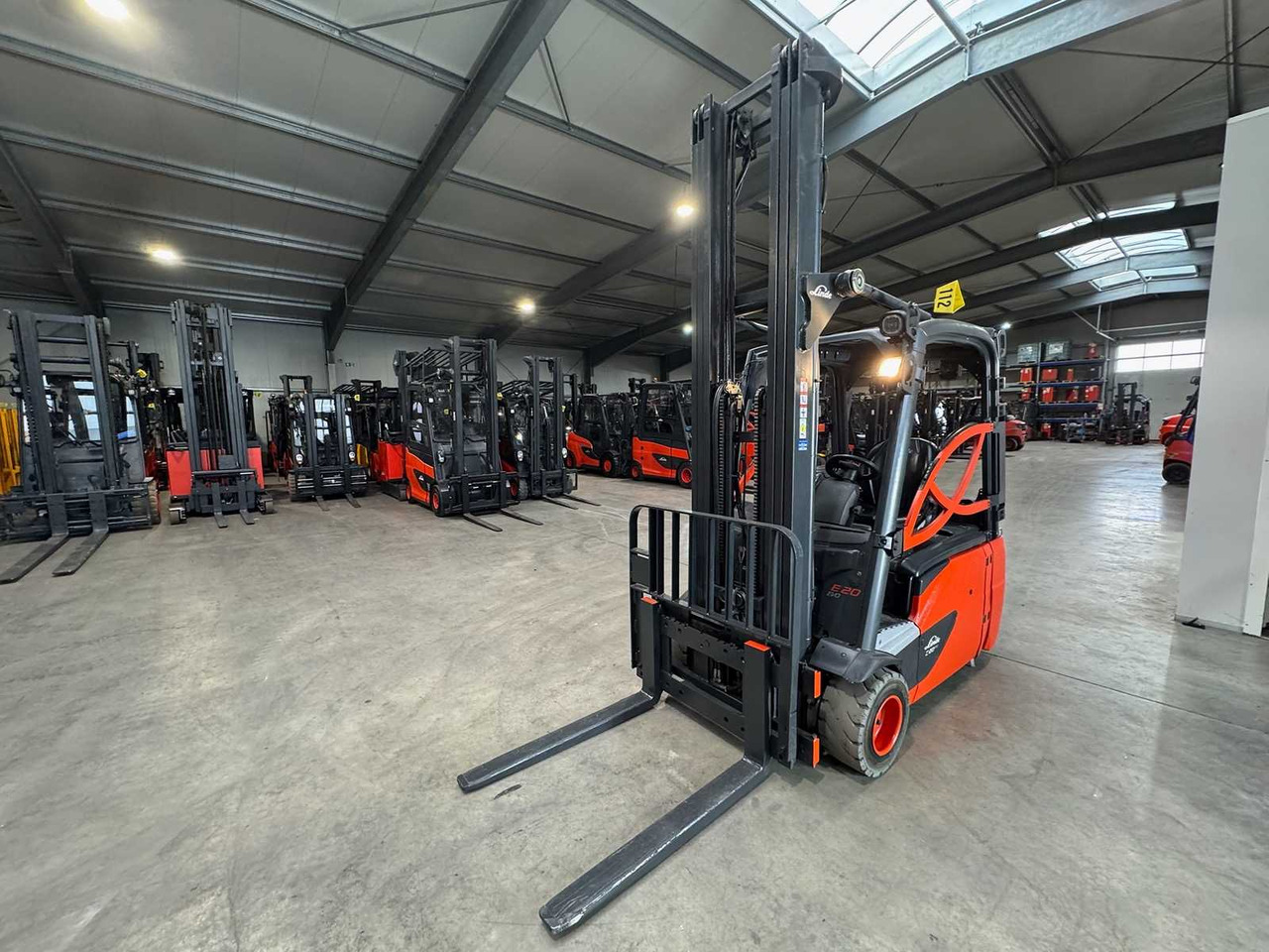 08/2023 SERVICE + UVV 11/2026 LINDE E20L 2.000KG TRIPLEX 680CM ELECTRIC FORKLIFT - Carretilla elevadora: foto 4 08/2023 SERVICE + UVV 11/2026 LINDE E20L 2.000KG TRIPLEX 680CM ELECTRIC FORKLIFT - Carretilla elevadora: foto 4