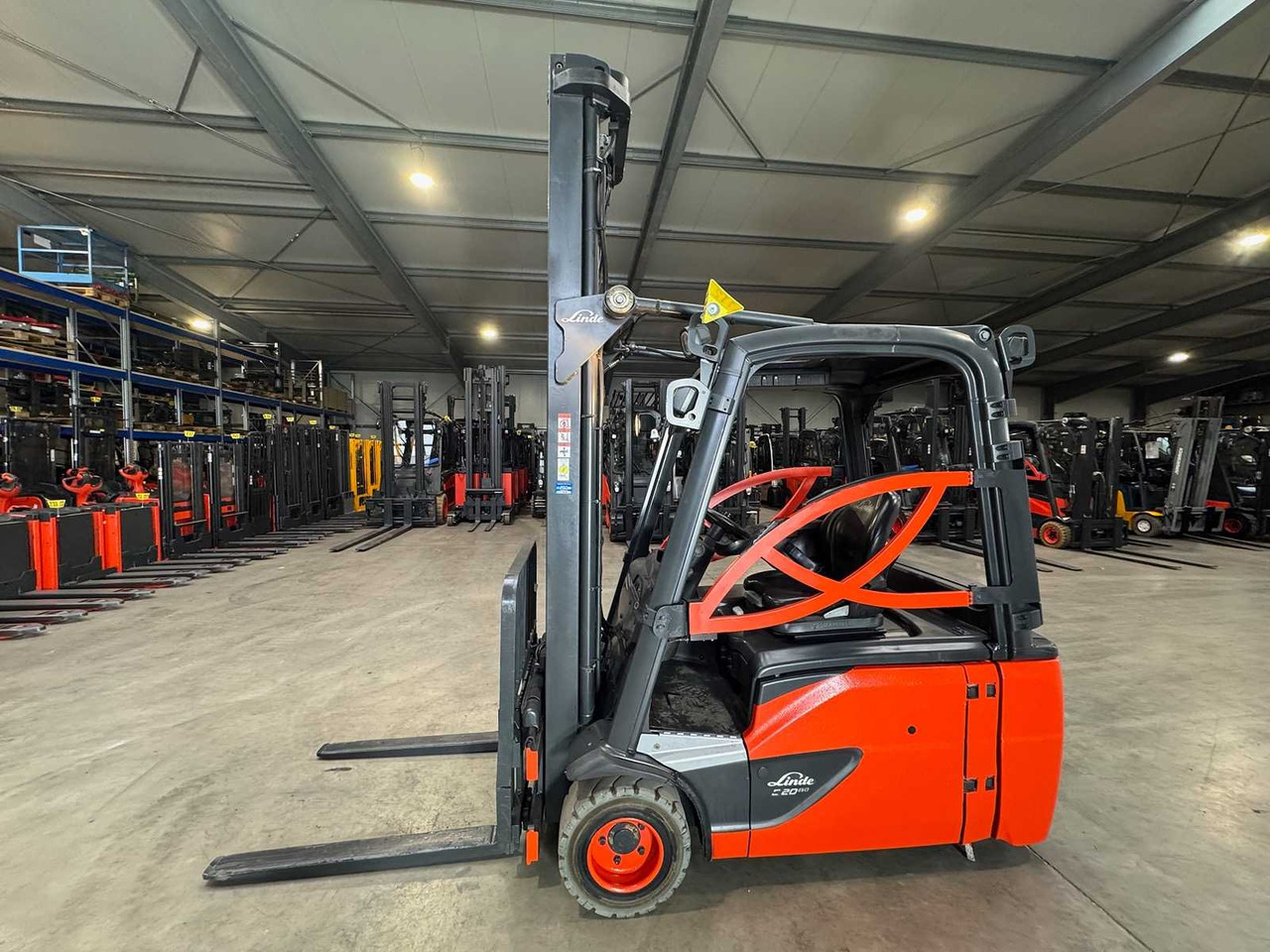 08/2023 SERVICE + UVV 11/2026 LINDE E20L 2.000KG TRIPLEX 680CM ELECTRIC FORKLIFT - Carretilla elevadora: foto 2 08/2023 SERVICE + UVV 11/2026 LINDE E20L 2.000KG TRIPLEX 680CM ELECTRIC FORKLIFT - Carretilla elevadora: foto 2