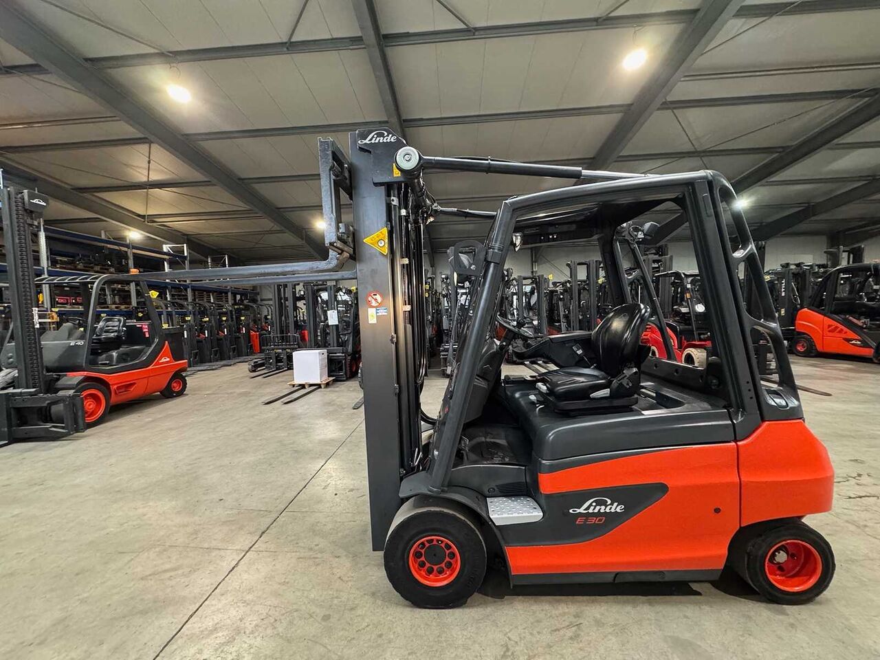 10/2019 SERVICE + UVV 04/2027 LINDE E30 3.000KG TRIPLEX 535CM ELECTRIC FORKLIFT FORKLIFT 5.431 HOURS - Carretilla elevadora: foto 1 10/2019 SERVICE + UVV 04/2027 LINDE E30 3.000KG TRIPLEX 535CM ELECTRIC FORKLIFT FORKLIFT 5.431 HOURS - Carretilla elevadora: foto 1