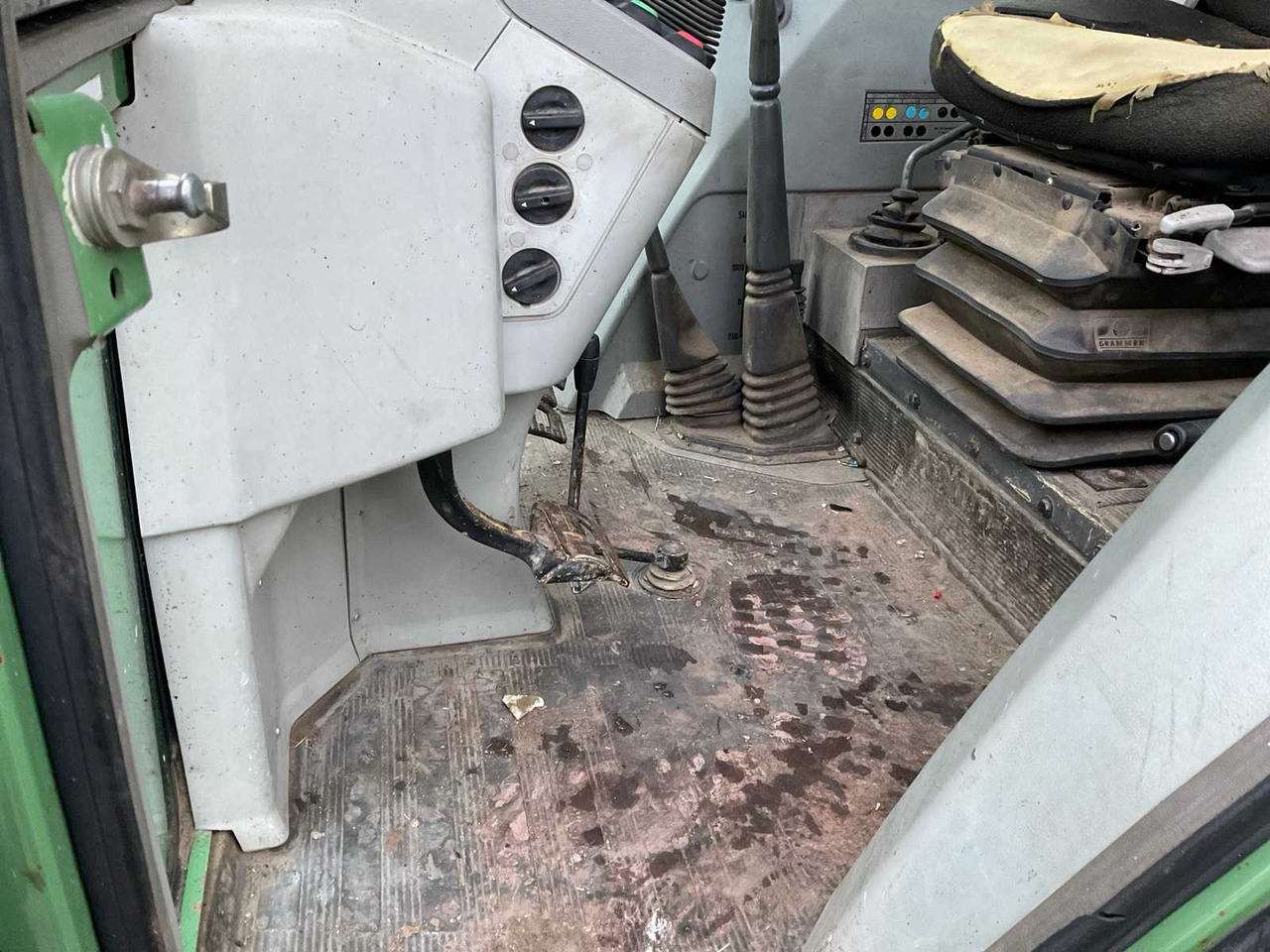 Tractor 1994 FENDT FARMER 312 TURBOMATIK ALL-WHEEL DRIVE FARM TRACTOR: foto 33 Tractor 1994 FENDT FARMER 312 TURBOMATIK ALL-WHEEL DRIVE FARM TRACTOR: foto 33