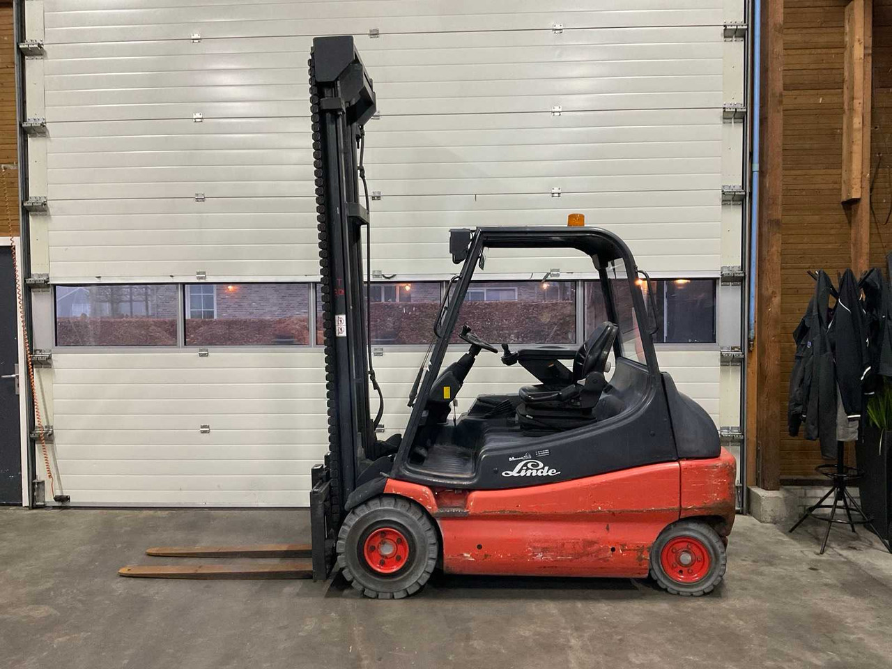 2001 LINDE E 30-02 FORKLIFT - Carretilla elevadora: foto 3 2001 LINDE E 30-02 FORKLIFT - Carretilla elevadora: foto 3