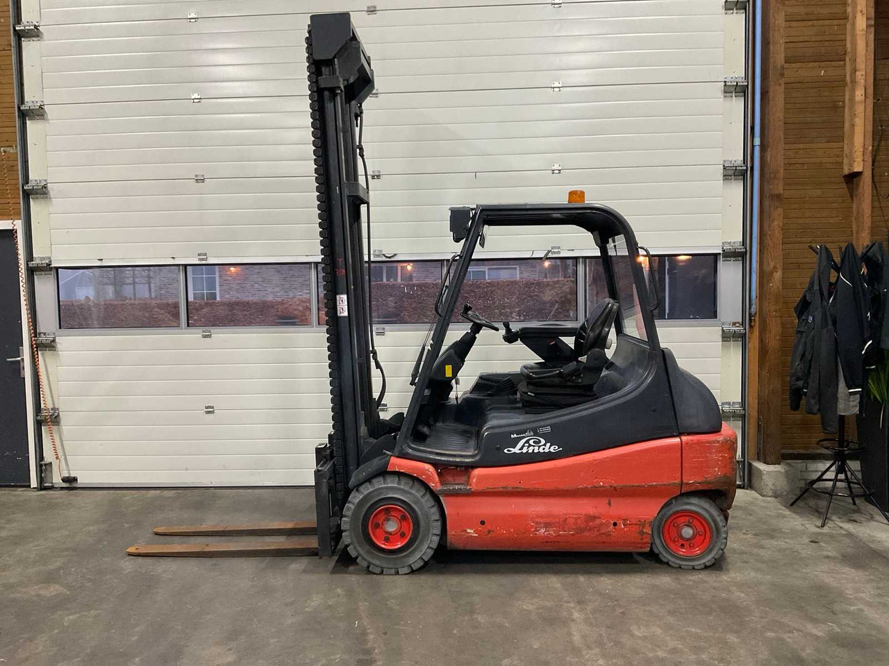 2001 LINDE E 30-02 FORKLIFT - Carretilla elevadora: foto 2 2001 LINDE E 30-02 FORKLIFT - Carretilla elevadora: foto 2