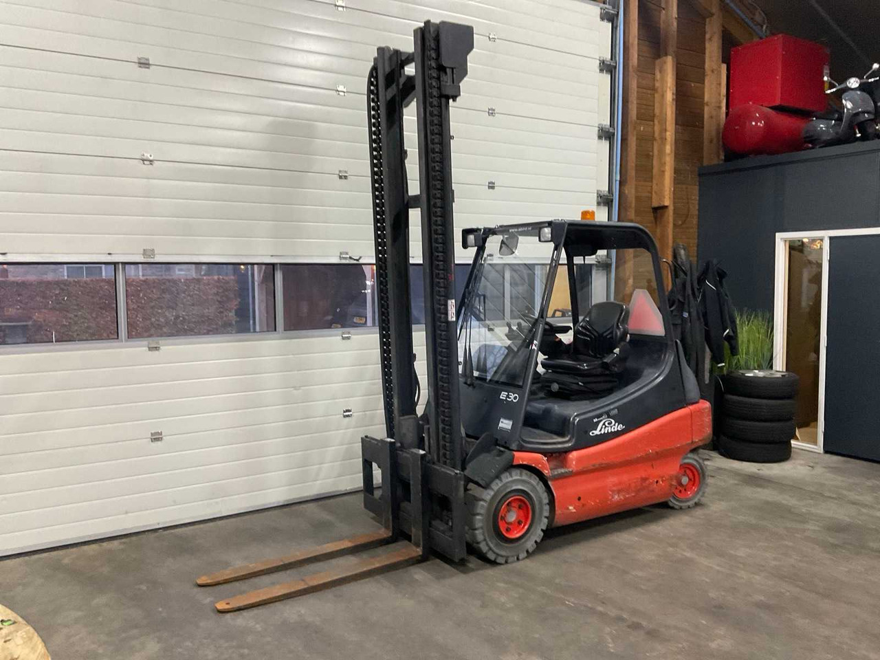 2001 LINDE E 30-02 FORKLIFT - Carretilla elevadora: foto 1 2001 LINDE E 30-02 FORKLIFT - Carretilla elevadora: foto 1