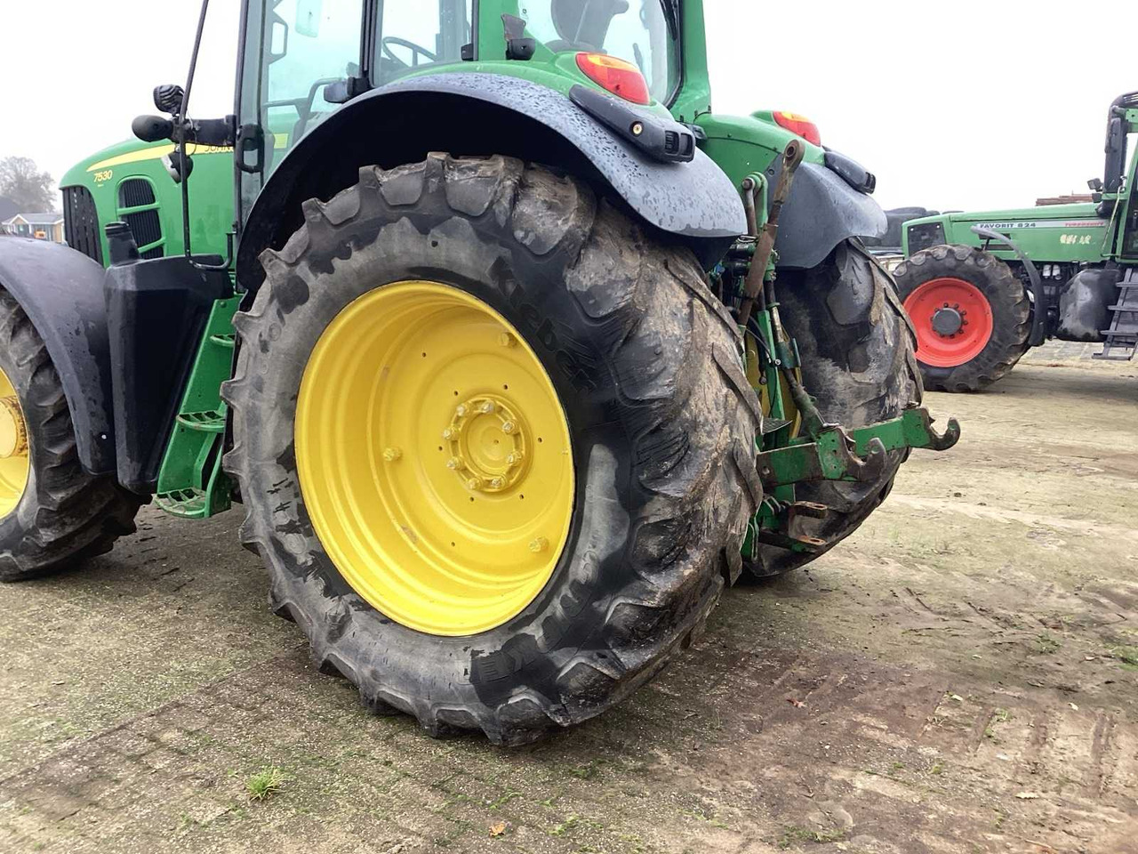 2008 JOHN DEERE 7530 PREMIUM FOUR WHEEL DRIVE FARM TRACTOR - Tractor: foto 5 2008 JOHN DEERE 7530 PREMIUM FOUR WHEEL DRIVE FARM TRACTOR - Tractor: foto 5