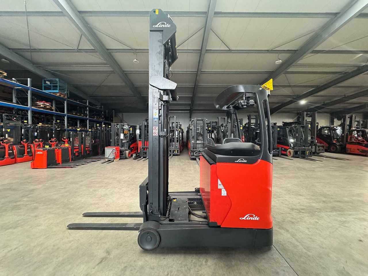 2016 SERVICE+UVV 10/2026 LINDE R16 TRIPLEX 796CM REACH TRUCK FORK ADJUSTER ELECTRIC FORKLIFT - Carretilla elevadora: foto 4 2016 SERVICE+UVV 10/2026 LINDE R16 TRIPLEX 796CM REACH TRUCK FORK ADJUSTER ELECTRIC FORKLIFT - Carretilla elevadora: foto 4