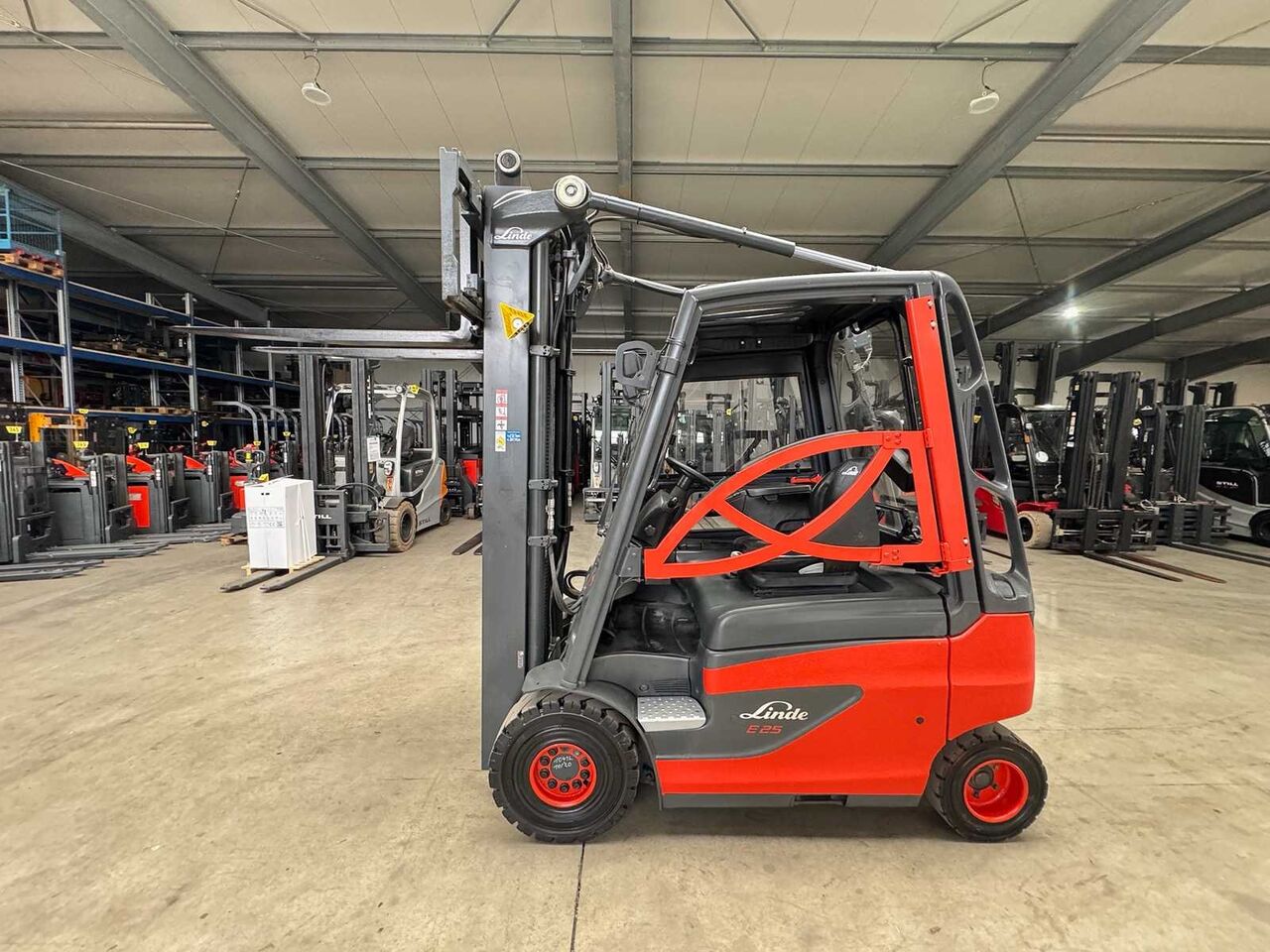 2019 SERVICE + UVV 04/2027 LINDE E25 EVO 2.500KG TRIPLEX 548CM 4.VALVE ELECTRIC FORKLIFT FORKLIFT 5.007 HOURS - Carretilla elevadora: foto 1 2019 SERVICE + UVV 04/2027 LINDE E25 EVO 2.500KG TRIPLEX 548CM 4.VALVE ELECTRIC FORKLIFT FORKLIFT 5.007 HOURS - Carretilla elevadora: foto 1
