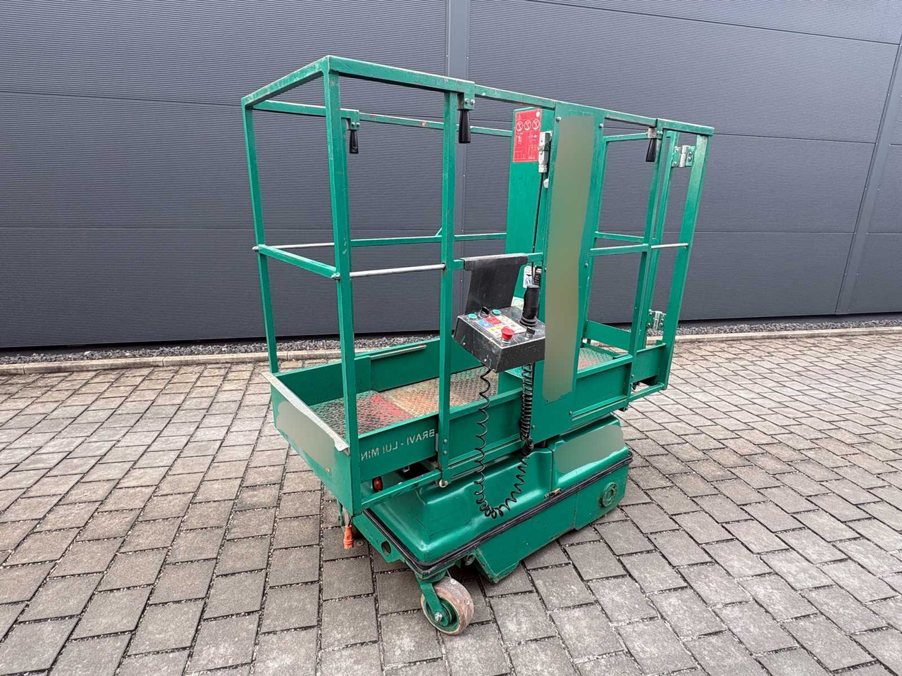 BRAVIISOL LUI M. S.I - AERIAL WORK PLATFORM / MAST LIFT (2010) - Plataforma elevadora: foto 2 BRAVIISOL LUI M. S.I - AERIAL WORK PLATFORM / MAST LIFT (2010) - Plataforma elevadora: foto 2