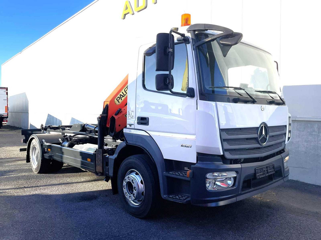 2015 MERCEDES-BENZ ATEGO TRUCK WITH LOADING CRANE - Camión: foto 2 2015 MERCEDES-BENZ ATEGO TRUCK WITH LOADING CRANE - Camión: foto 2