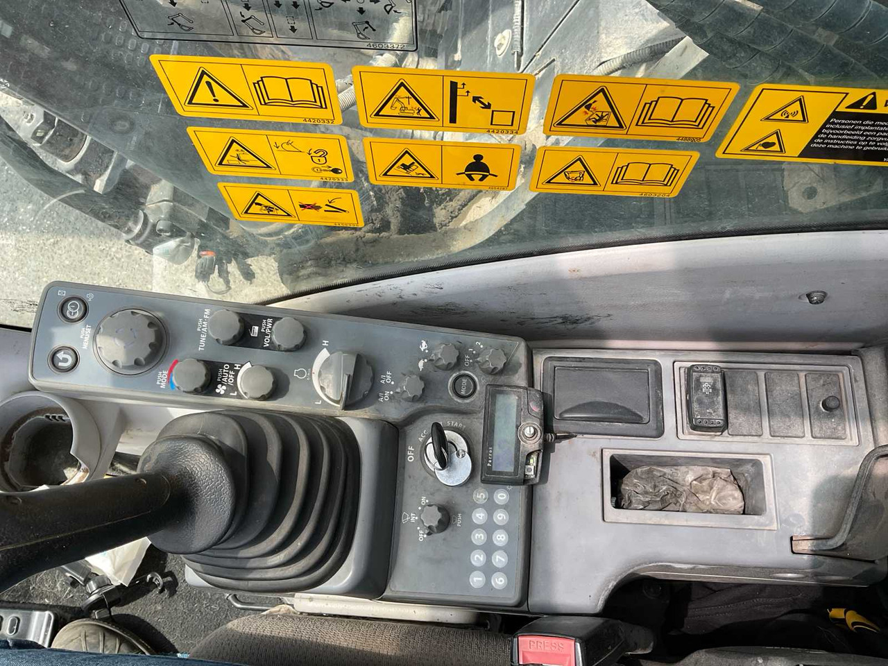 Excavadora de cadenas Hitachi ZX225USLC-5B: foto 34
