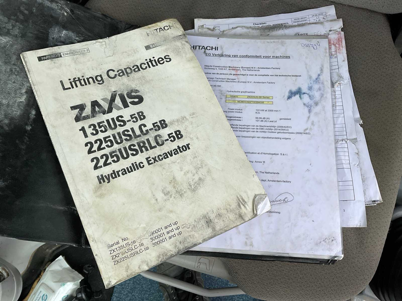 Excavadora de cadenas Hitachi ZX225USLC-5B: foto 46