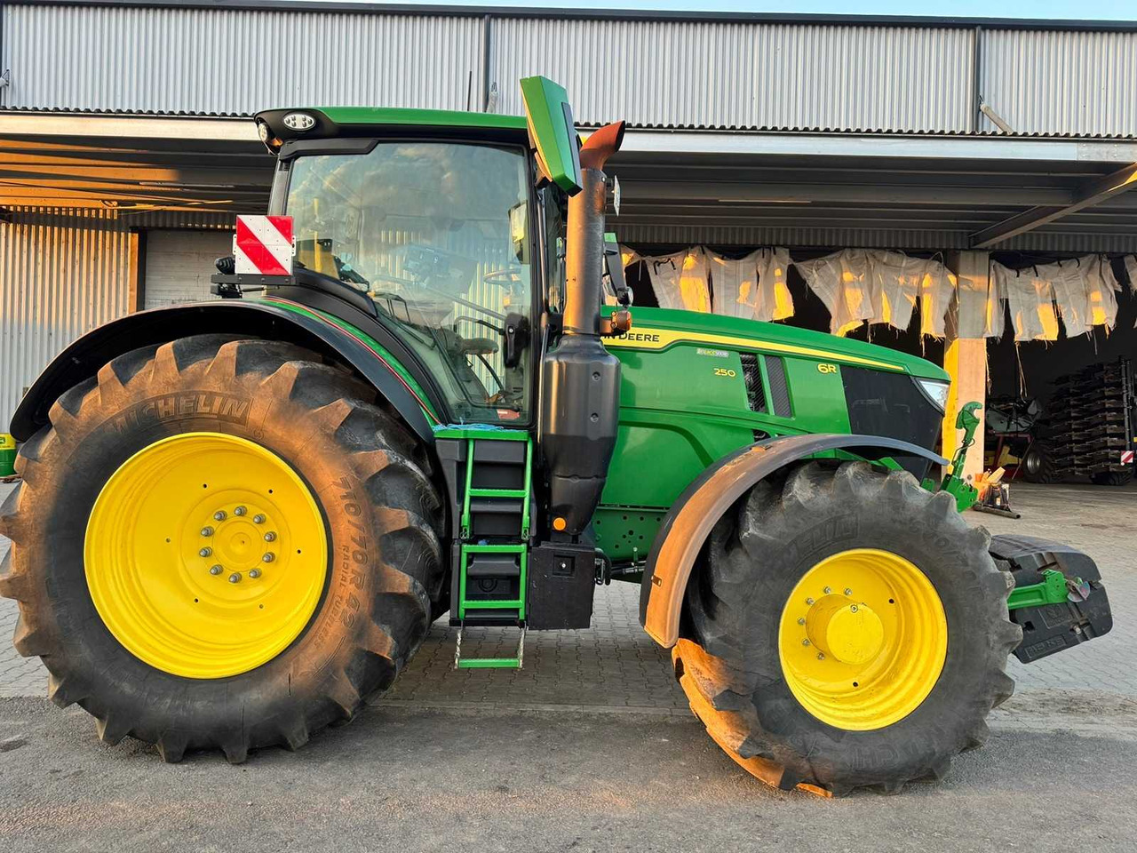 JOHN DEERE 6R 250 - E18 - Tractor: foto 1 JOHN DEERE 6R 250 - E18 - Tractor: foto 1