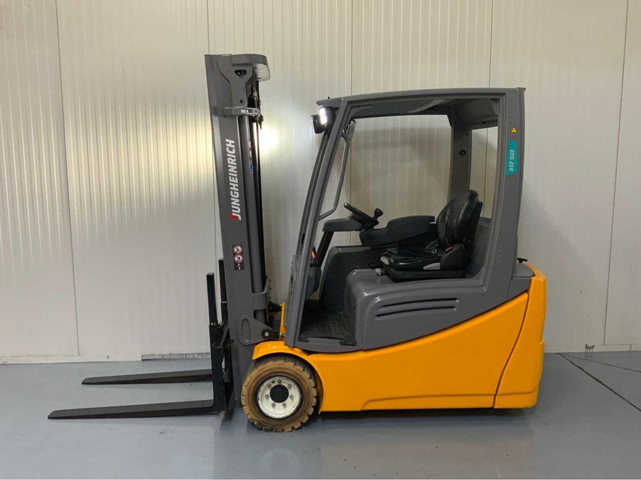 JUNGHEINRICH EFG218 - 4.8M TRIPLEX, FREE-LIFT, SIDE-SHIFT, FINGERTIP STEERING - FORKLIFT - Carretilla elevadora: foto 2 JUNGHEINRICH EFG218 - 4.8M TRIPLEX, FREE-LIFT, SIDE-SHIFT, FINGERTIP STEERING - FORKLIFT - Carretilla elevadora: foto 2