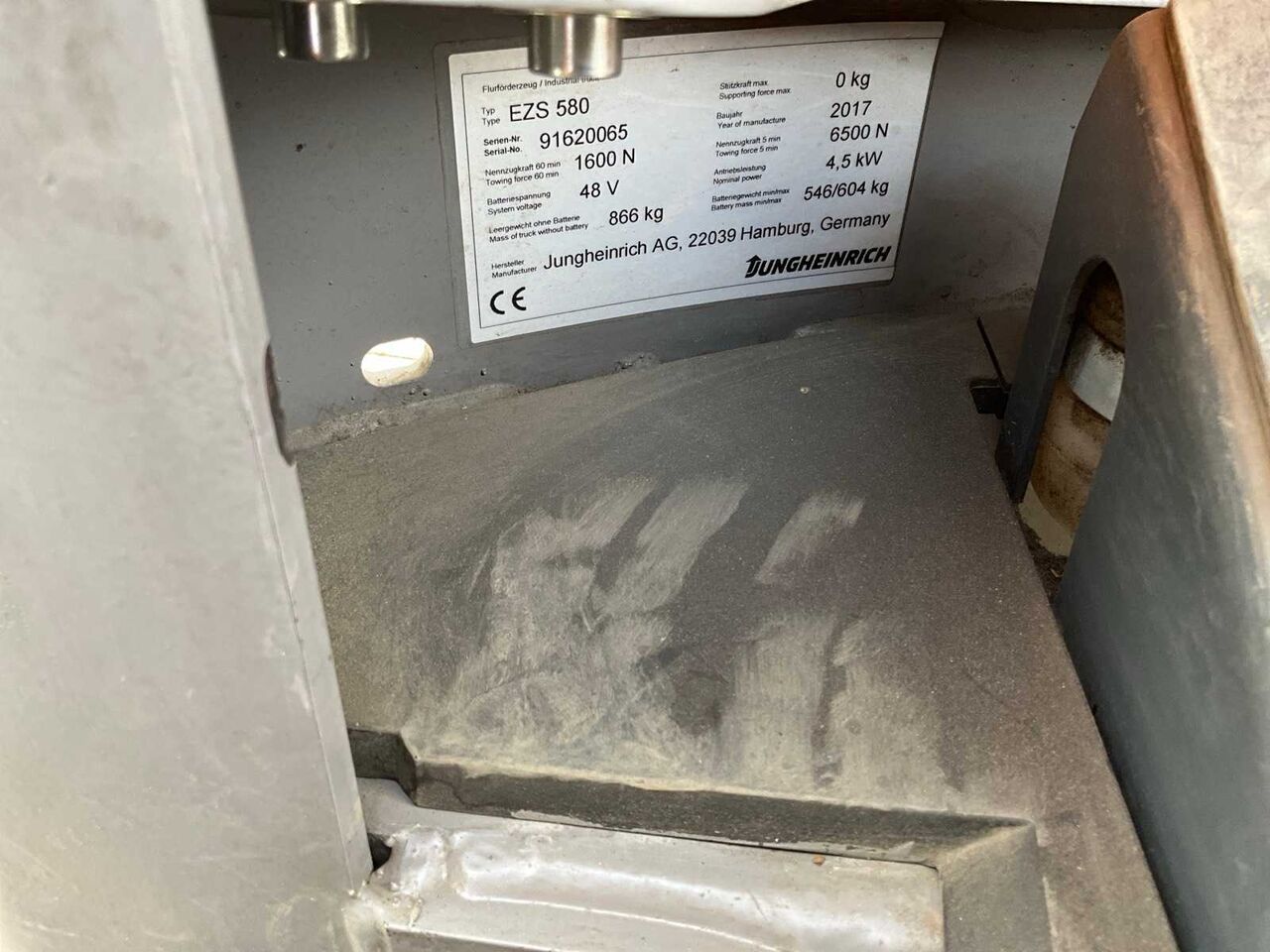 JUNGHEINRICH - EZS 580 - TRACTOR - 2017 - Carretilla elevadora: foto 5 JUNGHEINRICH - EZS 580 - TRACTOR - 2017 - Carretilla elevadora: foto 5