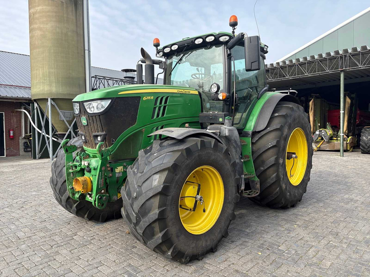 John Deere 6215R - Tractor: foto 1 John Deere 6215R - Tractor: foto 1