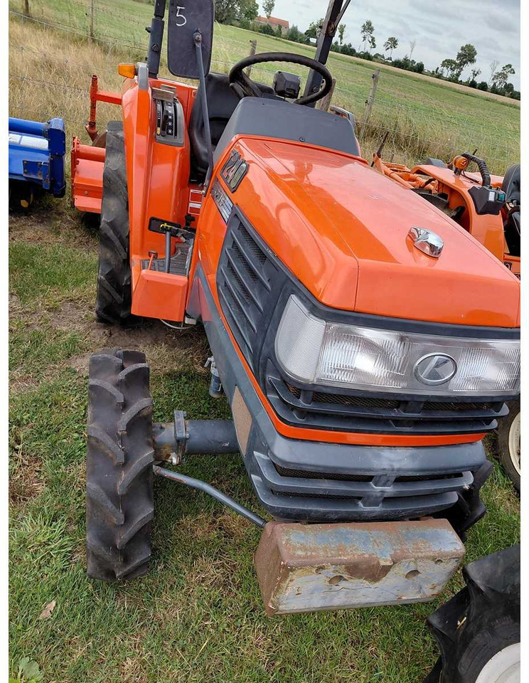 Kubota T240 - Tractor viñedo/ Frutero: foto 2 Kubota T240 - Tractor viñedo/ Frutero: foto 2