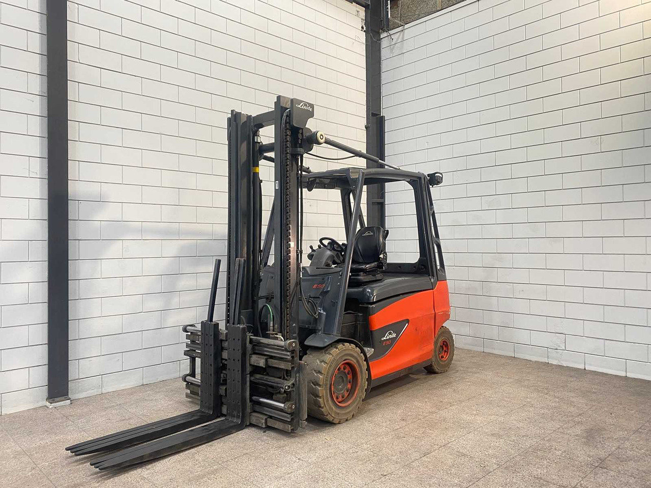 LINDE - 2019 - E50HL-01 - 5000KG LIFTING CAPACITY, TRIPLE LOADER - FORKLIFT - Carretilla elevadora: foto 1 LINDE - 2019 - E50HL-01 - 5000KG LIFTING CAPACITY, TRIPLE LOADER - FORKLIFT - Carretilla elevadora: foto 1