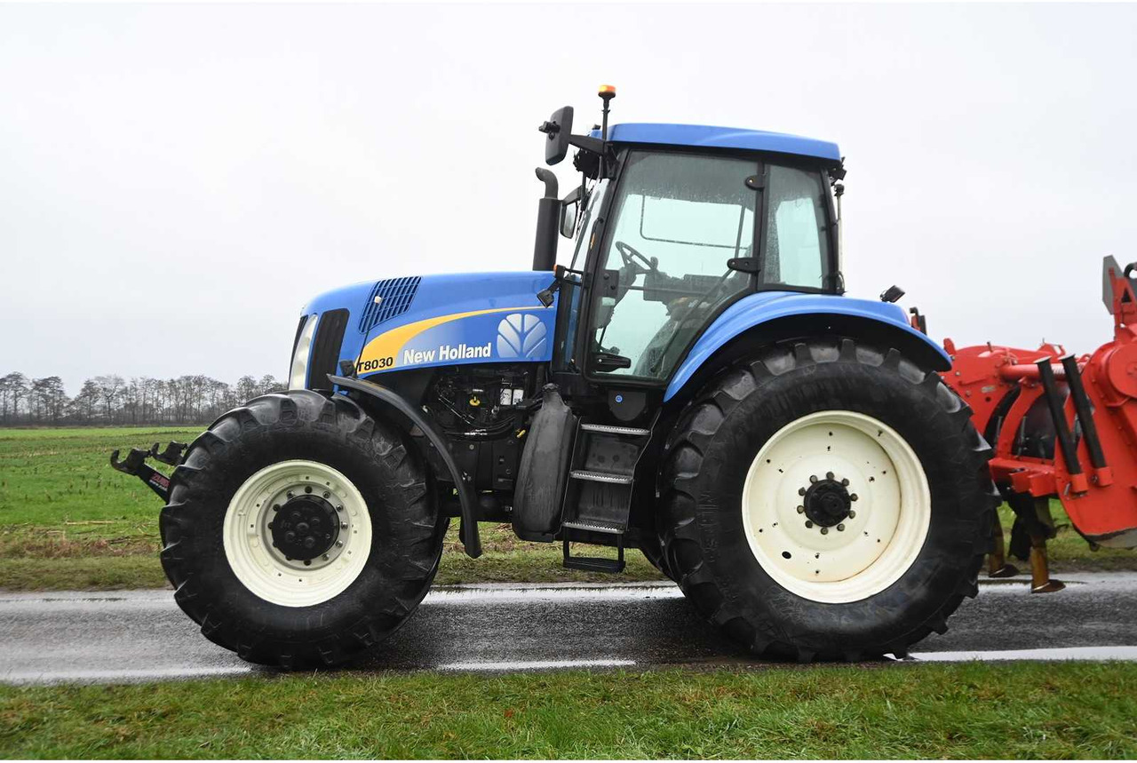 NEW HOLLAND - 2003 - TG230 - ALL-WHEEL DRIVE FARM TRACTOR - Tractor: foto 5 NEW HOLLAND - 2003 - TG230 - ALL-WHEEL DRIVE FARM TRACTOR - Tractor: foto 5
