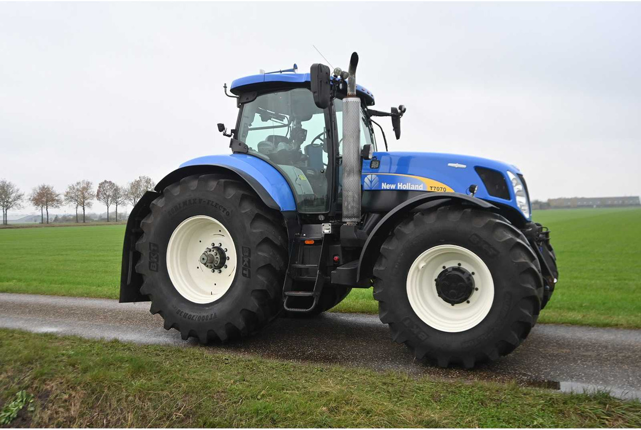 Tractor NEW HOLLAND - 2011 - T7070 - ALL-WHEEL DRIVE FARM TRACTOR: foto 9 Tractor NEW HOLLAND - 2011 - T7070 - ALL-WHEEL DRIVE FARM TRACTOR: foto 9